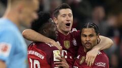 Robert Lewandowski, jugador del Bayern de M&uacute;nich, celebra con Alphonse Davies y Serge Gnabry el gol anotado ante el Friburgo en Bundesliga.