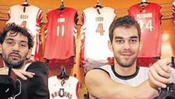 <b>ÍDOLOS HISPANOS. </b>Garbajosa y Calderón posan para AS en la tienda 'raptor' en el Air Canada Centre.