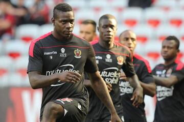 Nice's Italian forward Mario Balotelli warms up