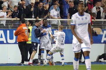 Auxerre (France), 21/05/2023.- Auxerre'Äôs Lassine Sinayoko (C) celebrates after scoring the 1-2 goal during the French Ligue 1 soccer match between AJ Auxerre and Paris Saint-Germain in Auxerre, France, 21 May 2023. (Francia) EFE/EPA/TERESA SUAREZ
