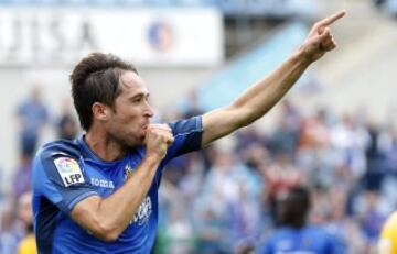 El centrocampista del Getafe, Michel Herrero, celebra su gol conseguido ante el Málaga, durante el partido de Liga de Primera División que los dos equipos disputan en el Coliseum Alfonso Pérez, en Getafe.