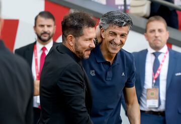 Saludo afectuoso entre los entrenadores Simeone e Imanol Alguacil antes de comenzar el encuentro.