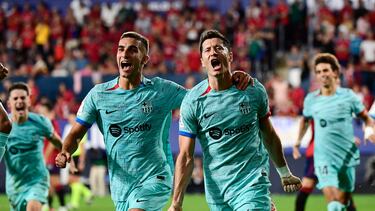 1-2. Robert Lewandowski celebra el segundo gol que marca de penalt en el minuto 85 con Ferran Torres.