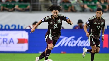 Jun 30, 2024; Glendale, AZ, USA; Mexico forward Cesar Huerta (21) dribbles the ball against Ecuador during the second half at State Farm Stadium. Mandatory Credit: Daniel Bartel-USA TODAY Sports