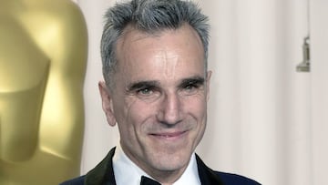 HOLL10 - HOLLYWOOD (EE.UU.), 21/6/2017.- Fotografía de archivo del actor británico Daniel Day-Lewis lleva a cabo su Oscar por la actuación de un actor en el papel principal de 'Lincoln' en los 85os Premios de la Academia en el Teatro Dolby en Hollywood, California, EE.UU., 24 de febrero de 2013. Day-Lewis, de 60 años, se retiró, según informes del 21 de junio de 2017, que citan una declaración emitida por el agente del actor. EFE/PAUL BUCK / ARCHIVO