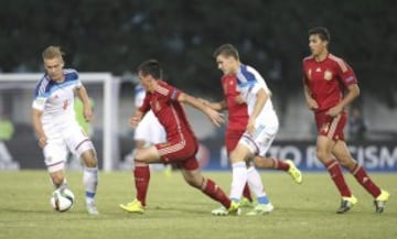  El centrocampista de la selección rusa de fútbol sub-19 Dmitri Barinov (i) se escapa de Borja (2i), defensa de la selección española, durante la final del Europeo sub-19 que las selecciones de España y Rusia disputan hoy en el estadio municipal de Katerini, Grecia.