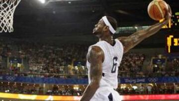 <b>SIN PIEDAD.</b> Estados Unidos no tuvo piedad de la anfitriona olímpica, China, al imponerse en el primer partido de grupo por más de 30 puntos.