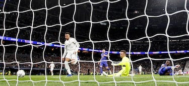 2-0. Gran pase al espacio de Arda Güler para la carrera de Vinicius que asiste al delantero francés para empujar el balón al fondo de la portería de Philipp Köhn.