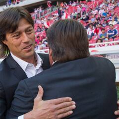 En la mitad de Clásicos dirigidos, Herrera ganó más que Almeyda