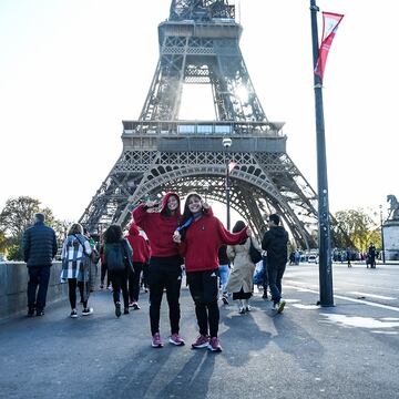 Las subcampeonas del Mundial Femenino Sub 17 de la India pasaron por la Torre Eiffel en París antes de su regreso a Colombia.