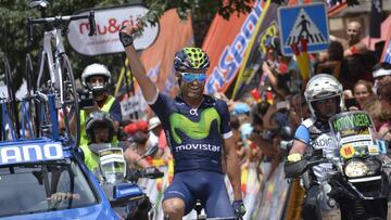 Jos&eacute; Joaqu&iacute;n Rojas celebra una victoria con el maillot del equipo Movistar.