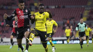 (L-R), Anderson Santamaria of Atlas and Ake Loba of Mazatlan during the game Atlas vs Mazatlan FC, corresponding to Round 02 of the Torneo Clausura 2023 of the Liga BBVA MX, at Jalisco Stadium, on January 12, 2023.

<br><br>

(I-D), Anderson Santamaria de Atlas y Ake Loba de Mazatlan durante el partido Atlas vs Mazatlan FC, Correspondiente a la Jornada 02 del Torneo Clausura 2023 de la Liga BBVA MX, en el Estadio Jalisco, el 12 de Enero de 2023.