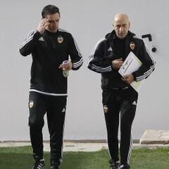 El Valencia despide a Neville, su relevo será Pako Ayestarán