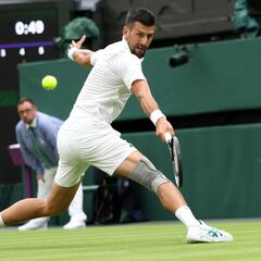 What’s the problem with Novak Djokovic’s grey knee brace at Wimbledon?