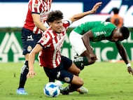Guadalajara's midfielder Erick Gutierrez (L) and Leon's Colombian winger Stiven Mendoza fight for the ball during the Liga MX Apertura tournament football match between Guadalajara and Leon at the Akron Stadium in Zapopan, Jalisco state, Mexico on September 18, 2024. Erick Gutierrez (L) of Guadalajara vies for the ball with John Mendoza (R) (Photo by ULISES RUIZ / AFP)