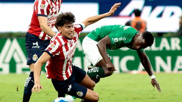 Guadalajara's midfielder Erick Gutierrez (L) and Leon's Colombian winger Stiven Mendoza fight for the ball during the Liga MX Apertura tournament football match between Guadalajara and Leon at the Akron Stadium in Zapopan, Jalisco state, Mexico on September 18, 2024. Erick Gutierrez (L) of Guadalajara vies for the ball with John Mendoza (R) (Photo by ULISES RUIZ / AFP)