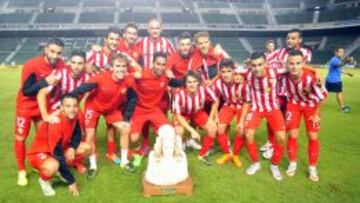 El Almer&iacute;a posando con el trofeo