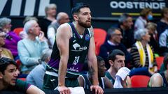 Los jugadores del Unicaja, cariacontecidos en su banquillo.