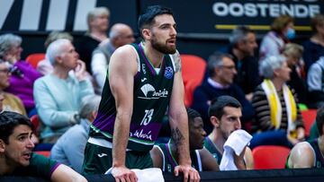 Los jugadores del Unicaja, cariacontecidos en su banquillo.