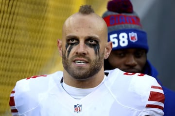 El que parece una mezcla entre el Joker y el chef David Muñoz es Mark Herzlich, el número 94 de los New York Giants.