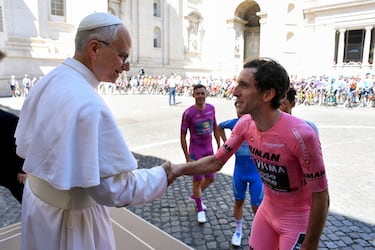 El Papa León XIV con la maglia rosa Simon Yates.