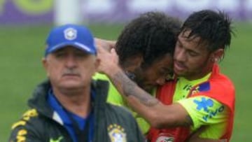 Neymar abraza a Marcelo durante un entrenamiento de Brasil.