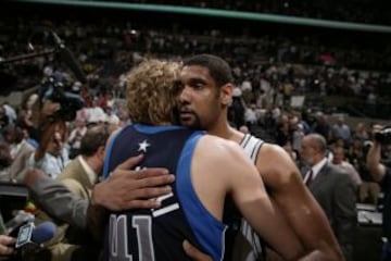 Duncan y Nowitzki se abrazan