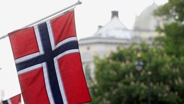 FILE PHOTO: Norwegian flags flutter at Karl Johans street in Oslo, Norway, May 31, 2017. REUTERS/Ints Kalnins//File Photo