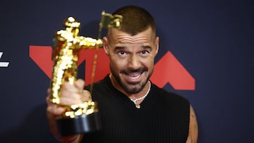 Ricky Martin posa con el premio Ícono Latino en los MTV Video Music Awards 2025 en Elmont, Nueva York, EE. UU.