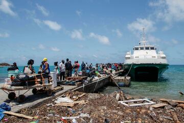 Las personas cuyas casas fueron destruidas por el huracán Beryl esperan ser evacuadas de Clifton, Union Island, San Vicente y las Granadinas.