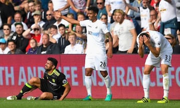 Diego Costa después de recibir una falta.