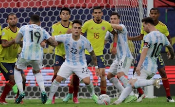 El encuentro terminó 1-1 tras los noventa minutos. Lautaro Martínez y Luis Díaz anotaron y la clasificación se definió desde los once pasos. Los de Scaloni se impusieron 3-2 y ahora jugarán la final ante Brasil. 