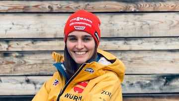 La esquiadora Selina Freitag, con gorro y chaqueta, sonriendo.