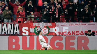 Isaac Romero celebra su gol al Atlético en el Pizjuán.