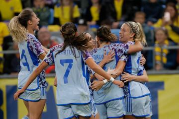 Las jugadoras de la selección española celebran el tanto de Mariona Caldentey que ponía el 2-3 en el, a la postre, marcador definitivo.