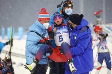 Tandrevold era bronce a falta de un kilómetro en la persecución, pero su cuerpo y su mente dijeron basta. Termina 14ª y se desploma tras la meta.