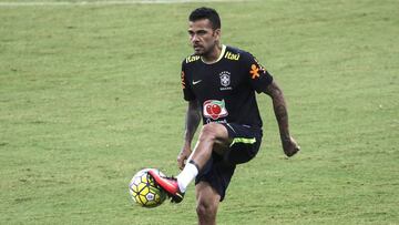 Dani Alves: "Me motiva jugar ante James y Cuadrado"