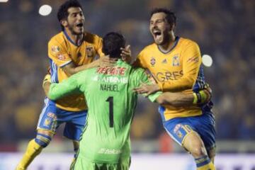 Nauel celebra con Álvarez y Gignac.