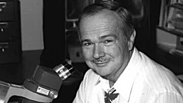 Eugene Shoemaker luna restos de Eugene Shoemaker en la luna entierro funeral en la luna nasa carrera espacial cráter de barringer luna meteor crater