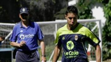 <b>LÍNEA ASCENDENTE. </b>Cejudo controla el balón ayer en Barranco Seco.