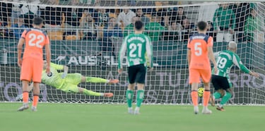 El jugador del Betis, Cucho Hernández, marca de penalti el 3-5 al Barcelona. 
