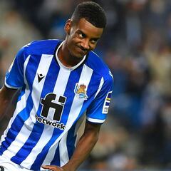 Who are Arsenal targeting after losing out on Vlahovic to Juventus?