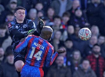 Se roz¨® la tragedia en el Crystal Palace-Millwall de la FA Cup. El jugador local Mateta recibi¨® una aparatosa patada de kung-fu en la cabeza por parte del portero visitante, Roberts, que le mand¨® al hospital. El franc¨¦s sali¨® en camilla y con ox¨ªgeno con un corte grave detr¨¢s de la oreja izquierda y un peque?o traumatismo. El guardameta fue expulsado.
