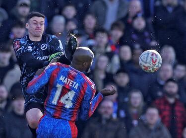 Se rozó la tragedia en el Crystal Palace-Millwall de la FA Cup. El jugador local Mateta recibió una aparatosa patada de kung-fu en la cabeza por parte del portero visitante, Roberts, que le mandó al hospital. El francés salió en camilla y con oxígeno con un corte grave detrás de la oreja izquierda y un pequeño traumatismo. El guardameta fue expulsado.