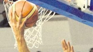 <b>BAZA INTERIOR. </b>Vujcic sumó 16 puntos ayer ante Italia.