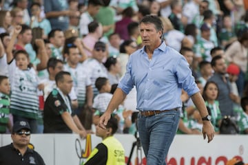 Sin embargo, Siboldi entró en un conflicto con Gerardo Alcoba, por el cual  presentó su renuncia, tras tres jornadas como campeón defensor. 