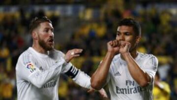 Ramos celebra con Casemiro el segundo gol del Madrid.