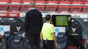 Soccer Football - La Liga Santander - FC Barcelona v Real Madrid - Camp Nou, Barcelona, Spain - October 24, 2020 Referee Juan Martinez Munuera refers to VAR REUTERS/Albert Gea
PUBLICADA 25/10/20 NA MA09 2COL
PUBLICADA 26/10/20 NA MA08 3COL
PUBLICADA