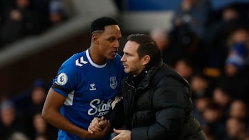 Yerry Mina y Frank Lampard en un partido de Everton en la Premier League.