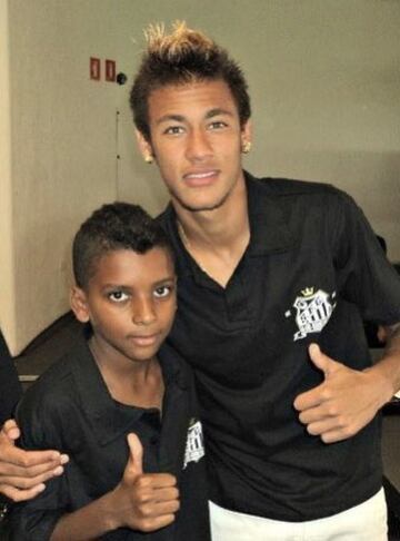 Recordando la ilusión que le hizo a Neymar que su ídolo se hiciera una foto con él. Cuando él fue él la estrella del Santos se fotografiaba con los canteranos del club paulista, uno de esos niños fue Rodrygo, actual delantero del Real Madrid.